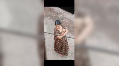 Video Beautiful aunty waiting for her...