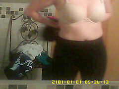 Video Sexy woman shares her...