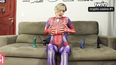 Video SPIDER GWEN GETS A...